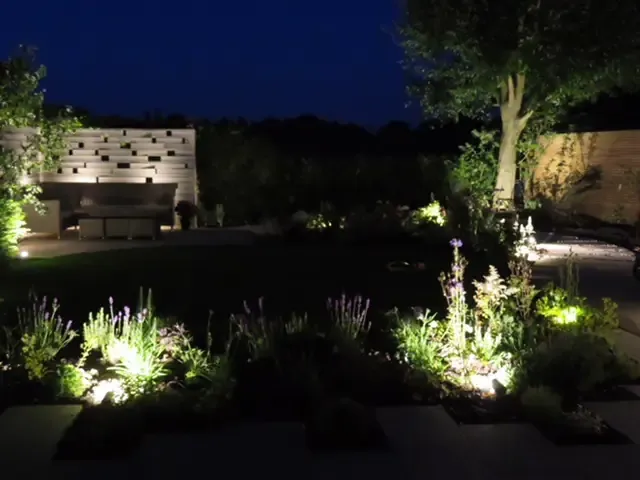 Dining terrace with staggered porcelain paving connected to the kitchen